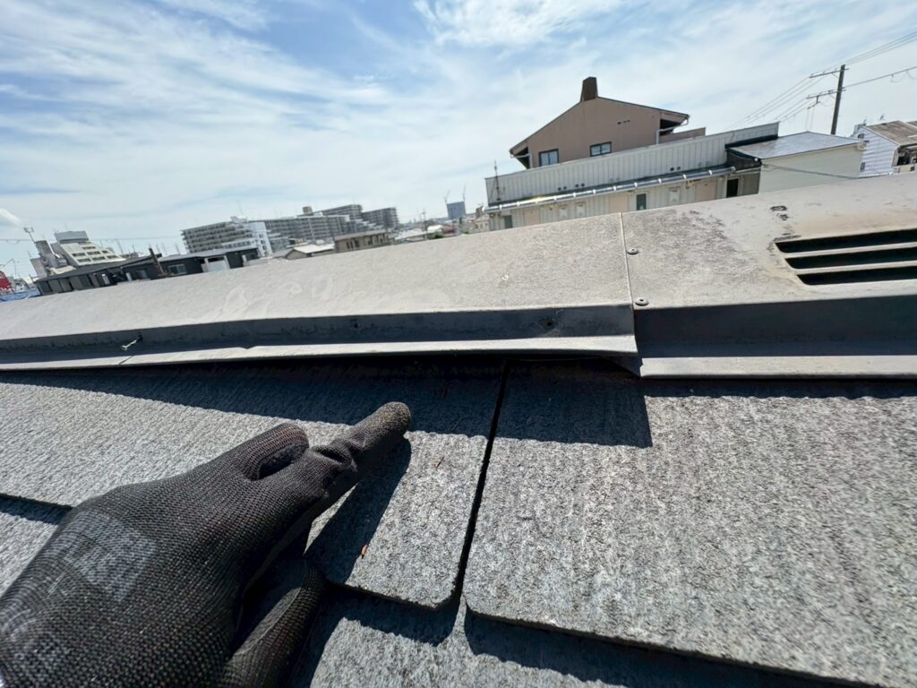 雨漏り原因棟板金浮き修繕工事